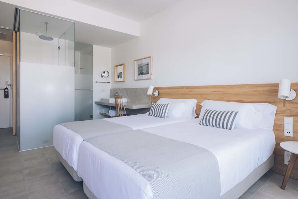 Egyptian cotton sheets, premium bedding, down comforters, minibar