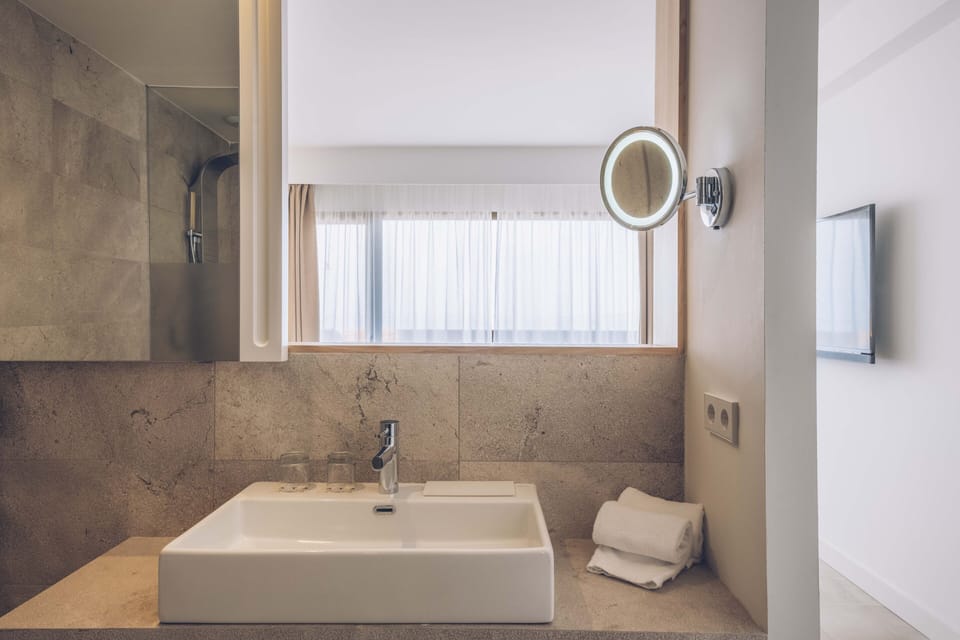 Suite, Balcony, Sea View | Bathroom | Shower, rainfall showerhead, free toiletries, hair dryer