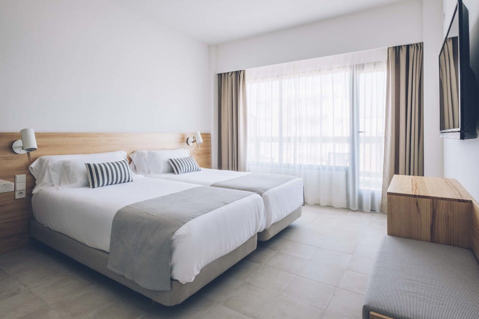 Double Room, Balcony, Partial Sea View | Egyptian cotton sheets, premium bedding, down comforters, minibar