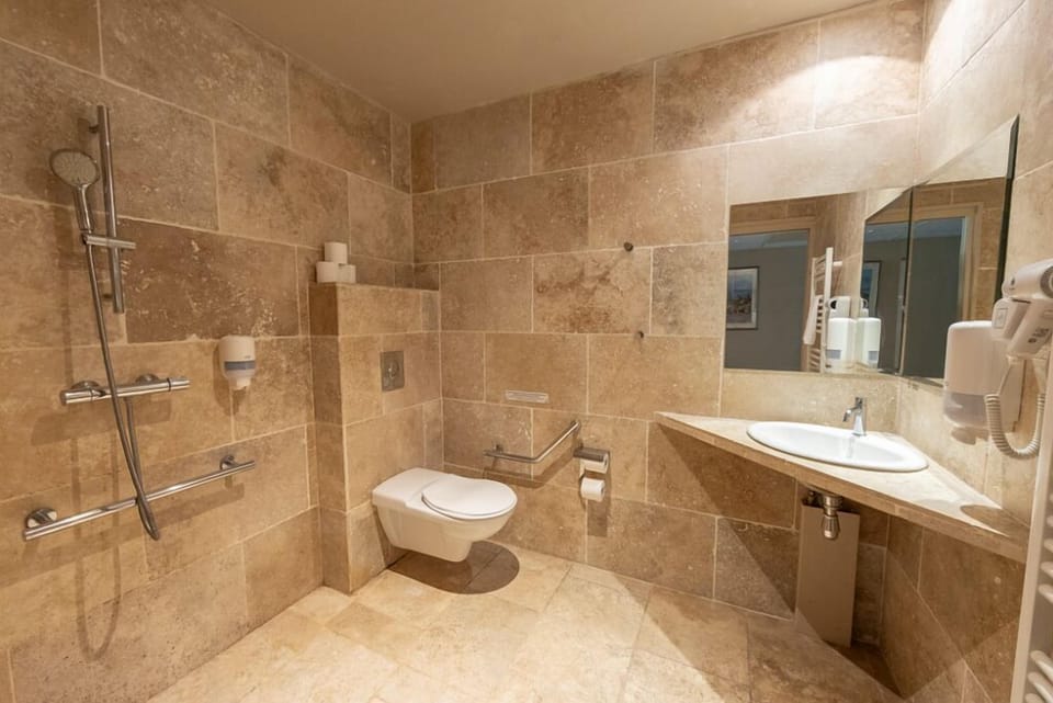 Comfort Quadruple Room | Bathroom | Hair dryer, towels, soap, shampoo