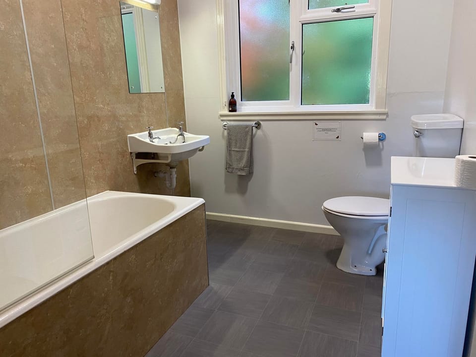 Chalet | Bathroom | Combined shower/tub, deep soaking tub, free toiletries, hair dryer