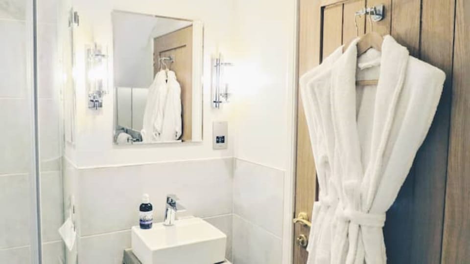 Upstairs en-suite bathroom with shower