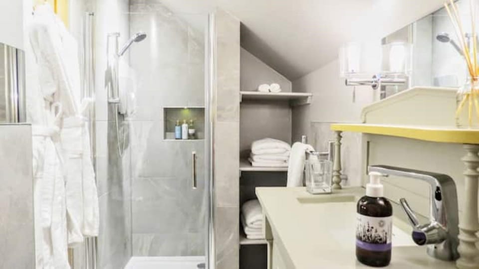 En-suite with shower