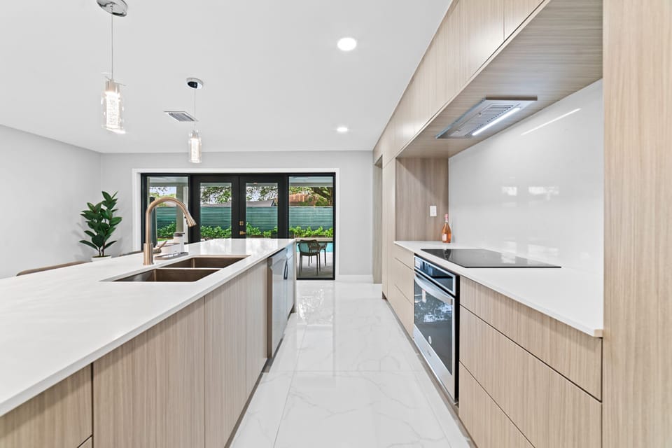 Trendy Elegance: Luxury Kitchen Redefined.
