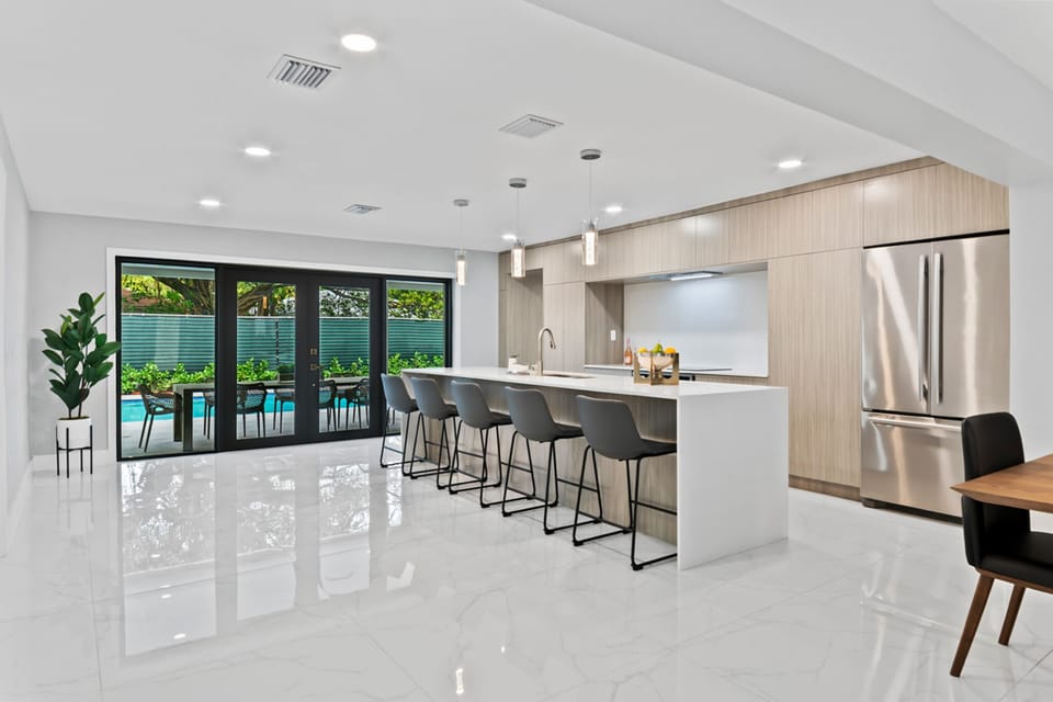 Gourmet Haven: Indulge in Trendy Luxury Dining.