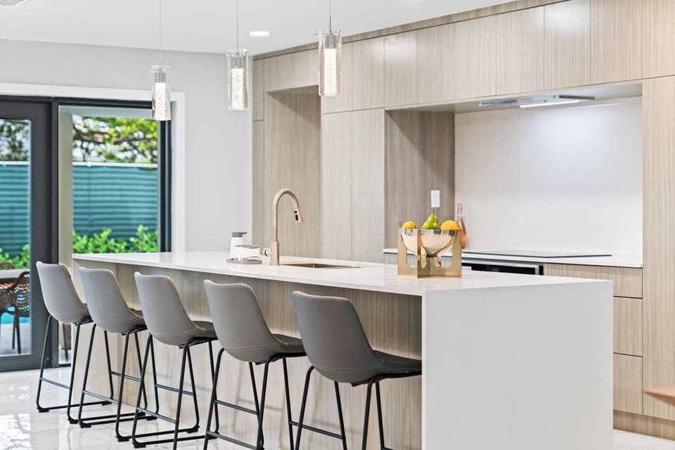 Modern Glamour: Dining in Trendy Luxury