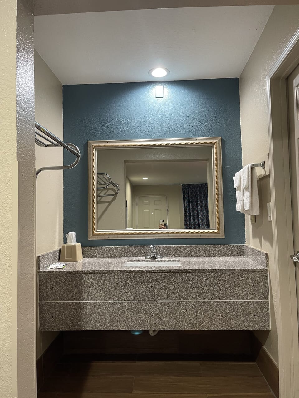 Basic Room, 1 King Bed | Bathroom | Towels