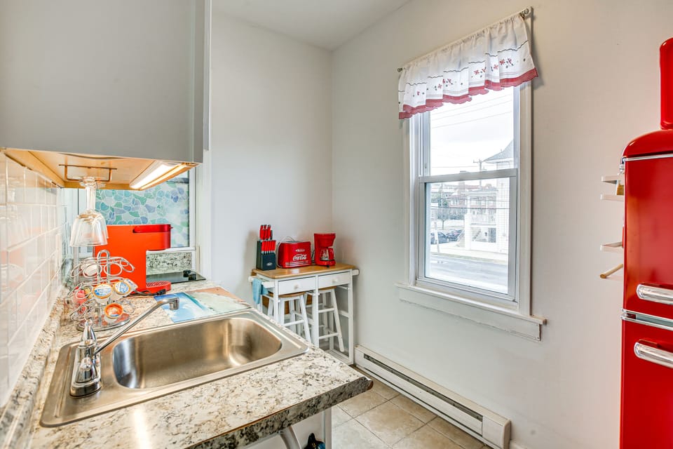 Kitchenette | Main Level | Cooking Basics | Stovetop | Toaster