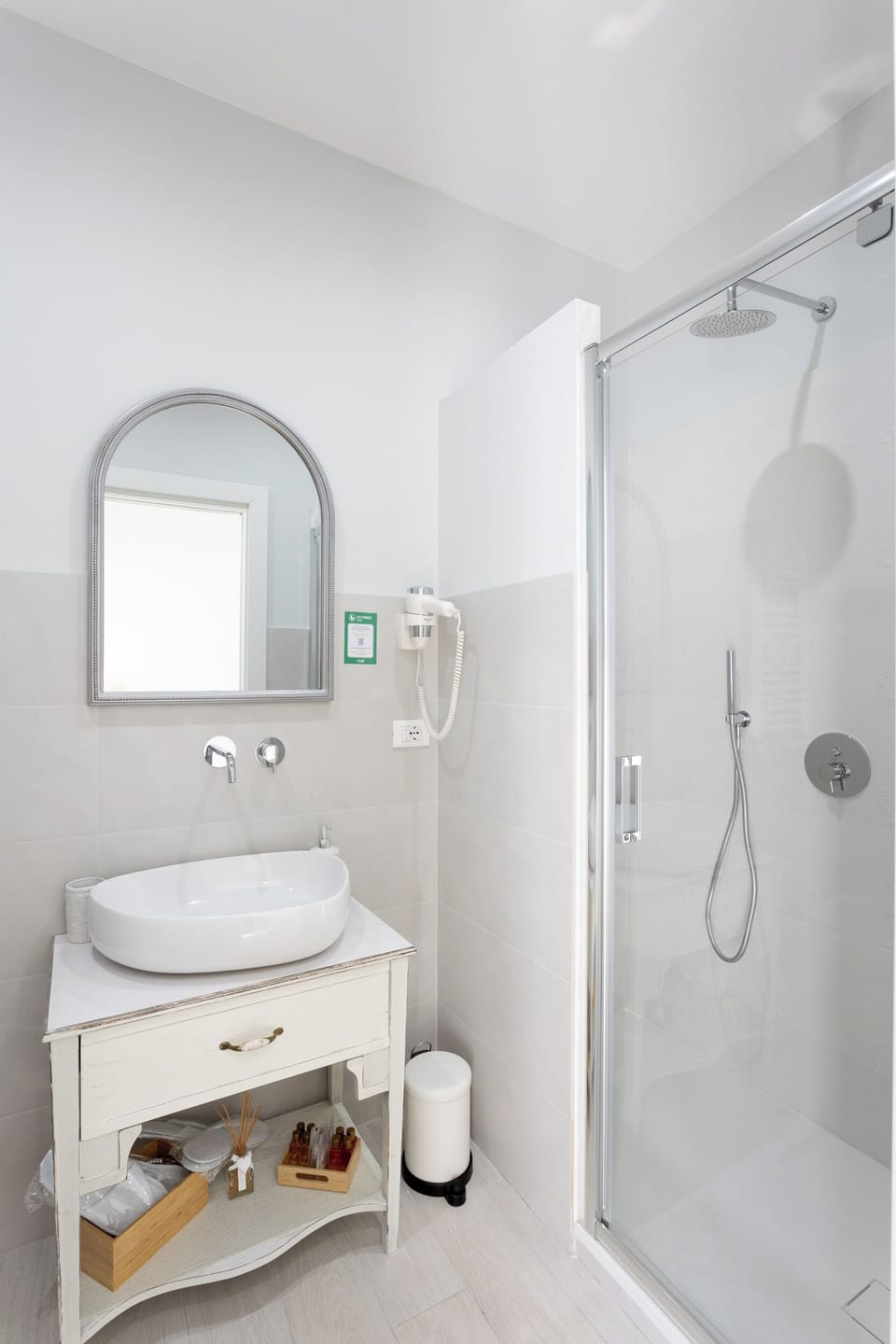 Superior Quadruple Room, 1 Bedroom, Non Smoking, City View | Bathroom | Shower, rainfall showerhead, free toiletries, hair dryer