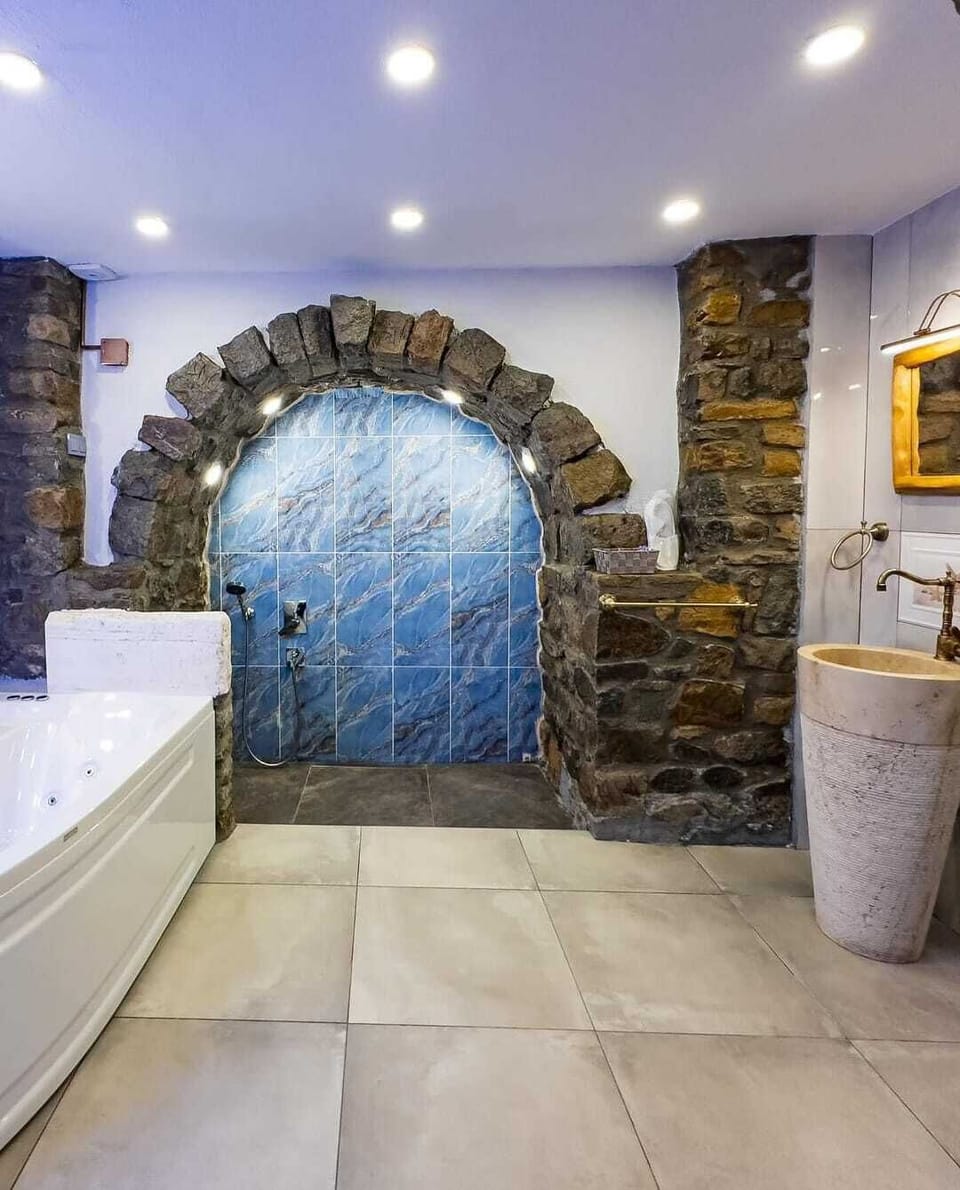 Deluxe Double Room | Bathroom | Shower, hydromassage showerhead, free toiletries, hair dryer
