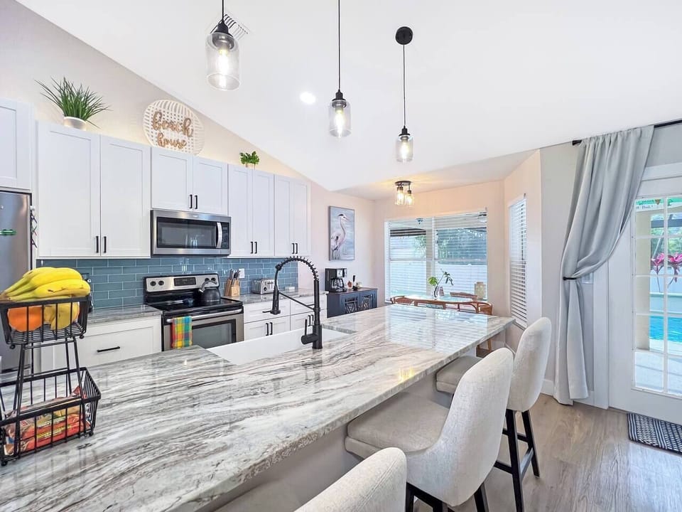 Kitchen Bar-Granite Counter Tops