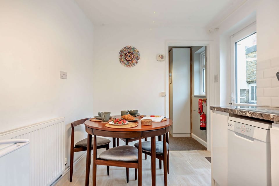 The Old Sweet Shop Kitchen/Diner - StayCotswold