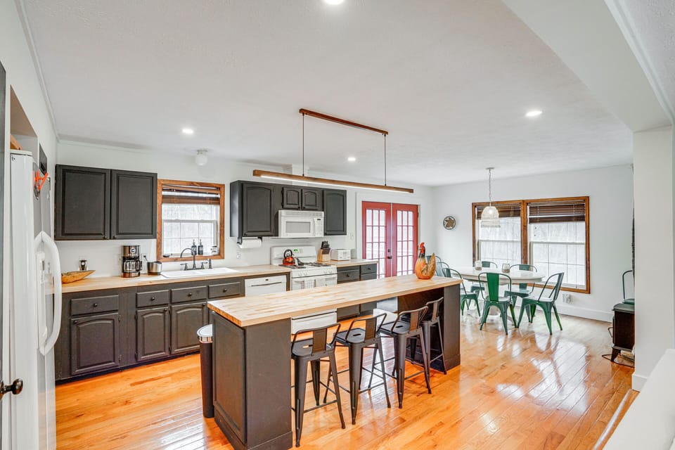 Kitchen | Equipped w/ Cooking Essentials | Breakfast Table | 2nd Floor