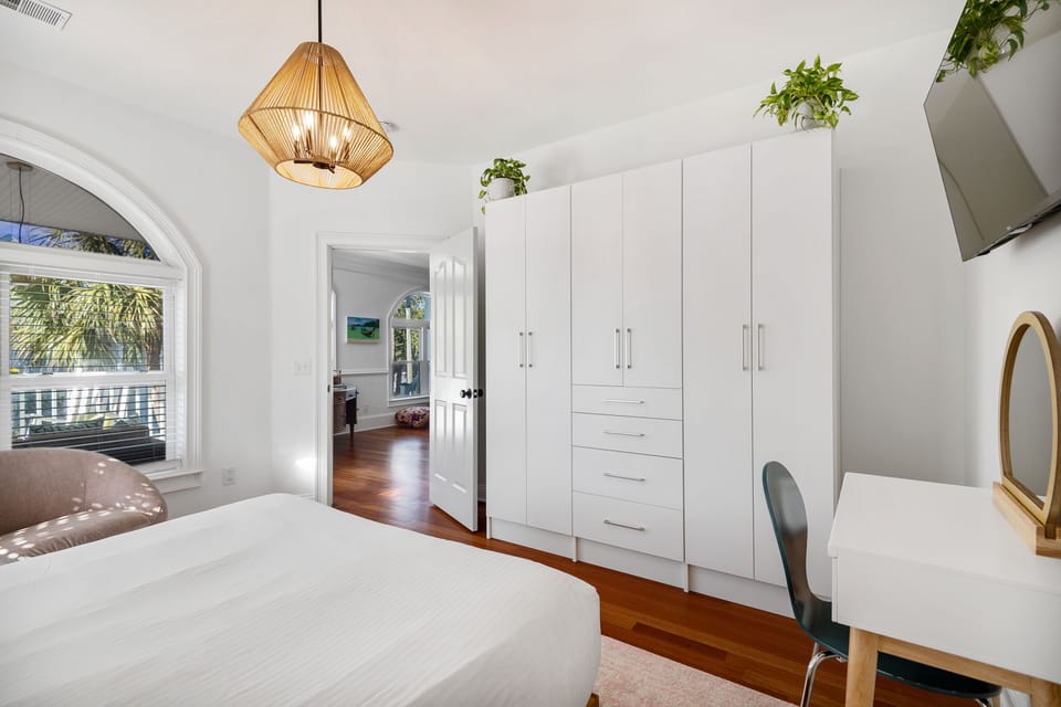 Bedroom 1 - Queen - TV - Private Bathroom - First Floor