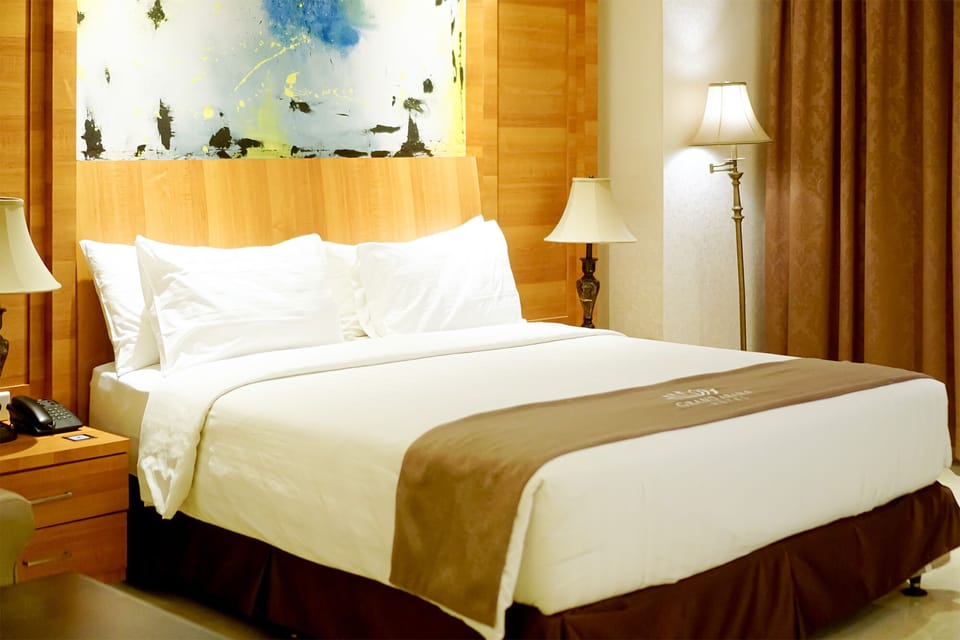 Junior Suite | Desk, WiFi (free), bed sheets