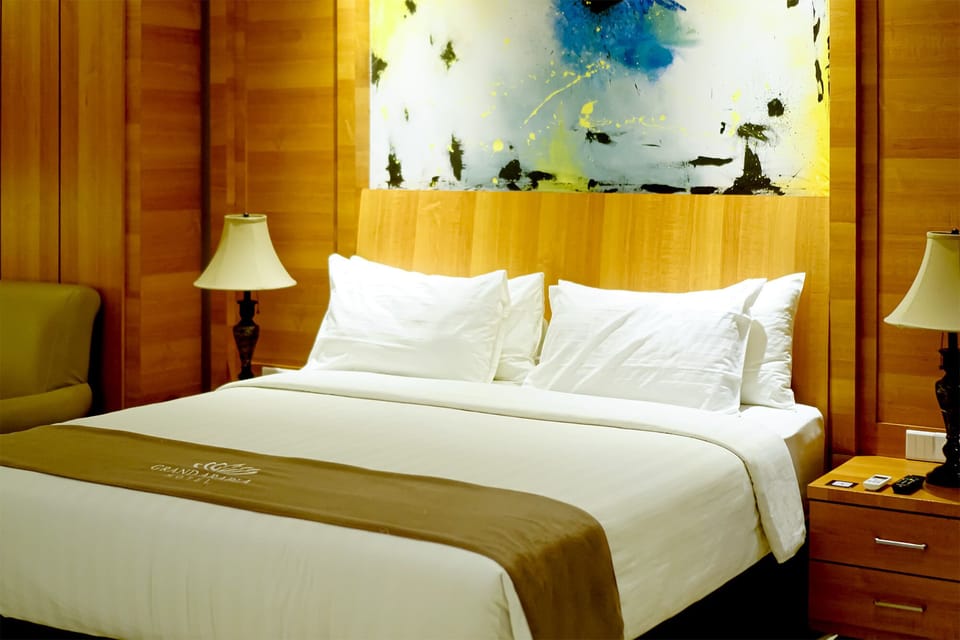 Junior Suite | Desk, WiFi (free), bed sheets