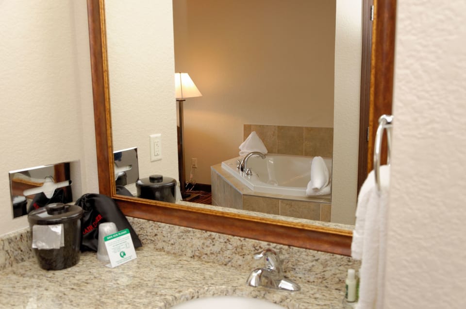 Suite, 1 King Bed with Jetted Tub, Non Smoking | Premium bedding, pillowtop beds, desk, laptop workspace