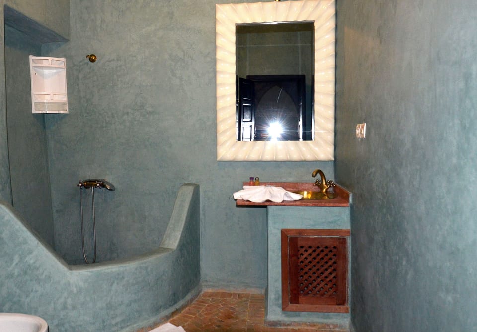 Junior Suite, 1 Bedroom, Non Smoking (Triple ) | Bathroom | Free toiletries, hair dryer, towels, soap