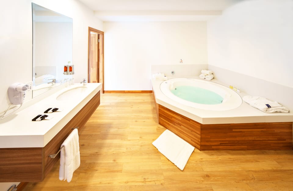 Suite | Jetted tub