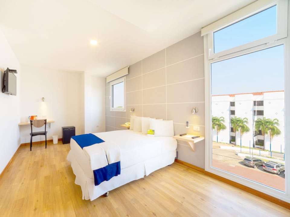 Standard Room, 1 Queen Bed | Minibar, in-room safe, desk, blackout drapes