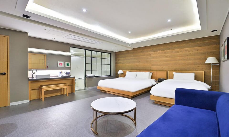 Family Suite Twin Room (Mixed-Gender Occupancy Not Allowed for 3 Guests) | Soundproofing, free WiFi, bed sheets