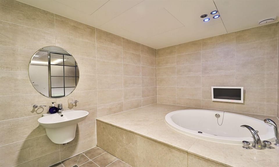 Family Suite Twin Room (Mixed-Gender Occupancy Not Allowed for 3 Guests) | Bathroom | Bathtub, hair dryer, bathrobes, slippers