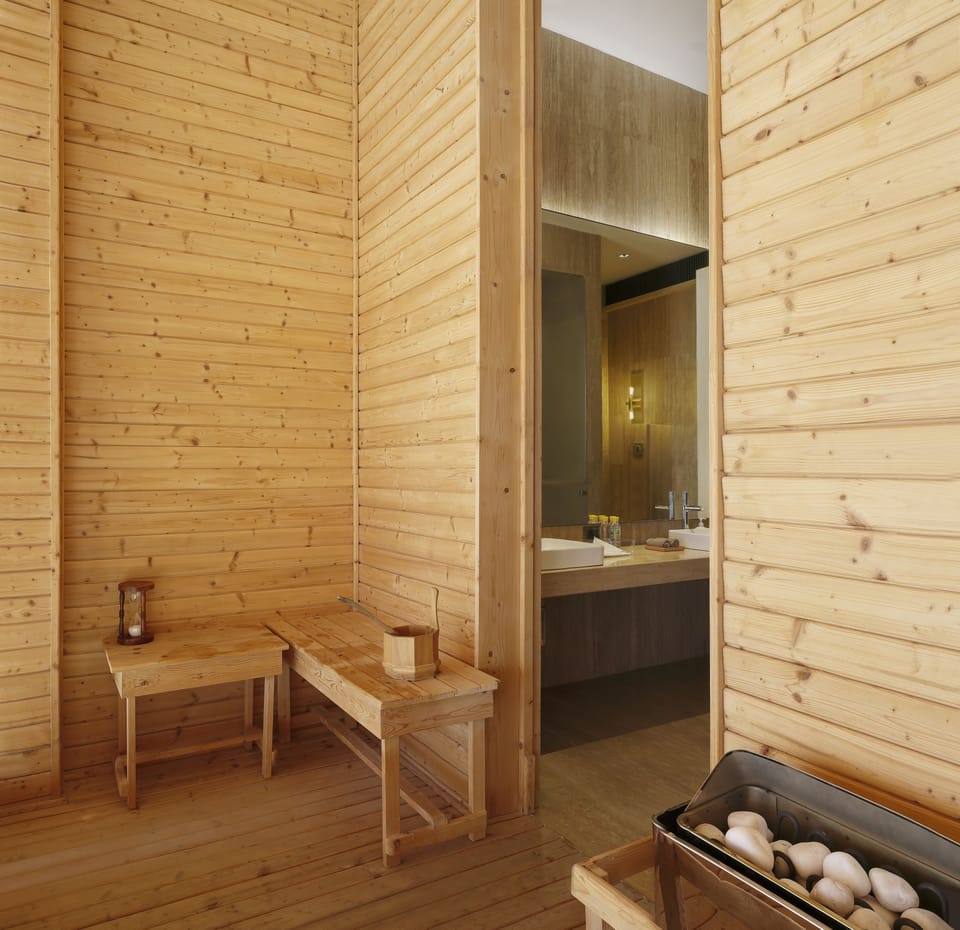 Couples treatment rooms, sauna, steam room, body treatments