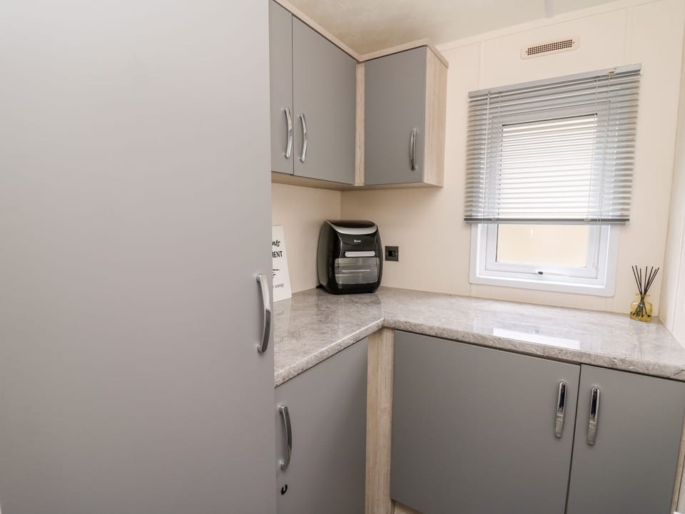 Cottage | Private kitchen | Dishwasher, cookware/dishes/utensils