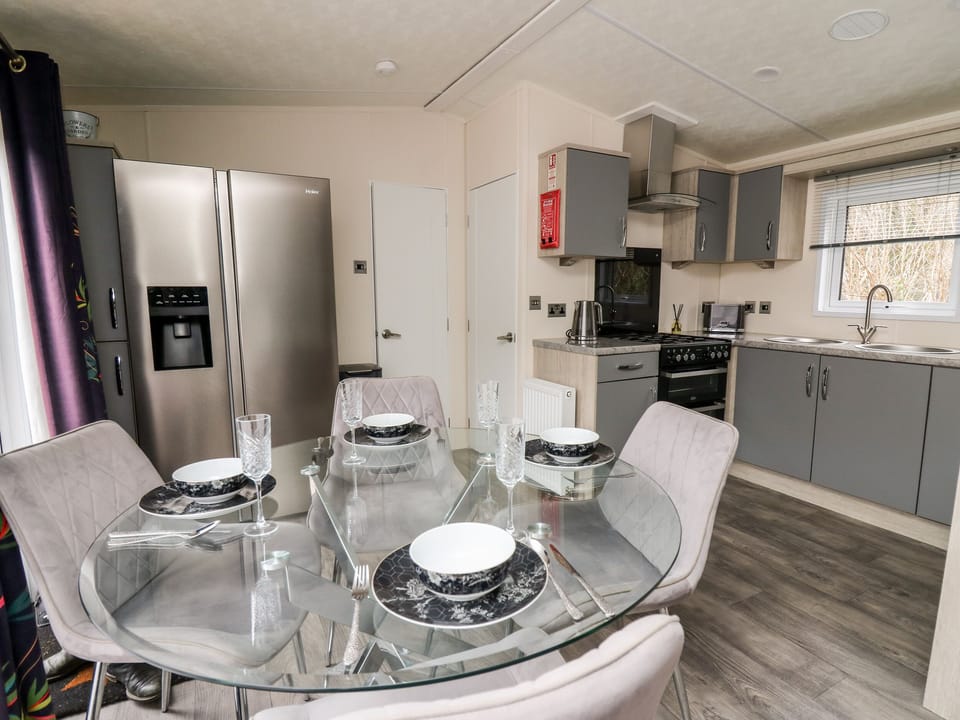 Cottage | Dining