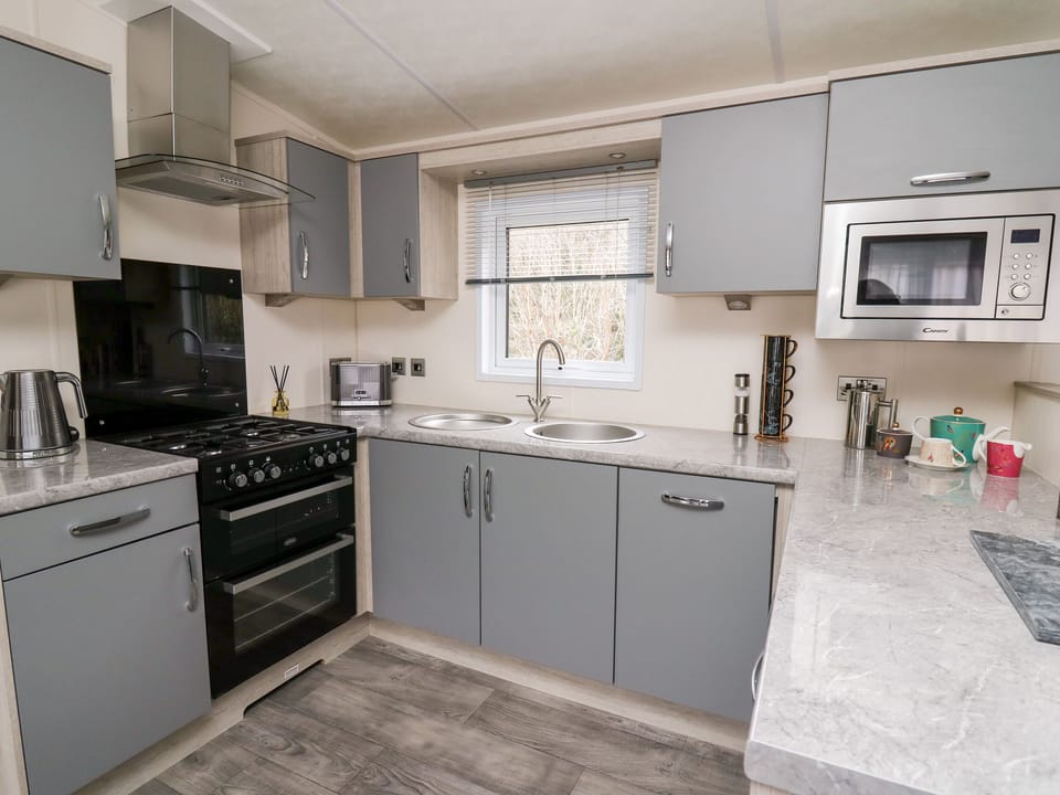 Cottage | Private kitchen | Dishwasher, cookware/dishes/utensils