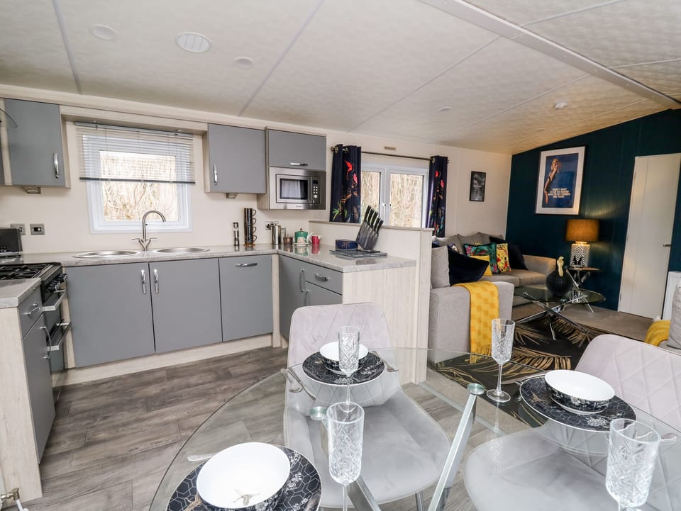 Cottage | Private kitchen | Dishwasher, cookware/dishes/utensils