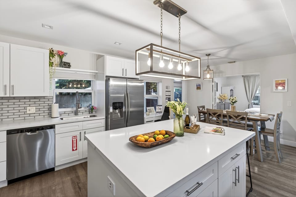 Fully equipped kitchen and spacious dining area.
