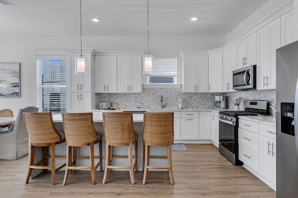 4 seats at the kitchen island