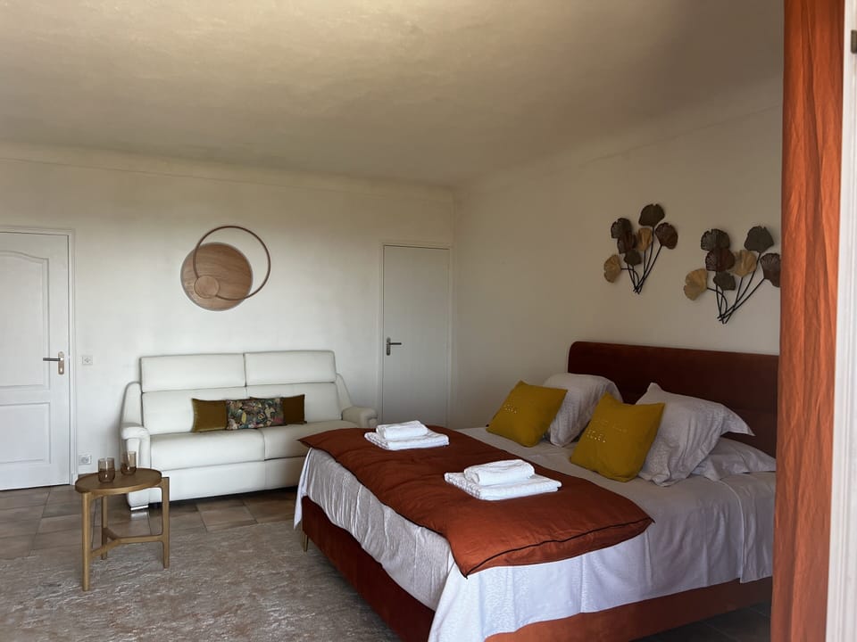Superior Suite, Ensuite, Sea View (Ocre) | Premium bedding, WiFi (free), individually decorated