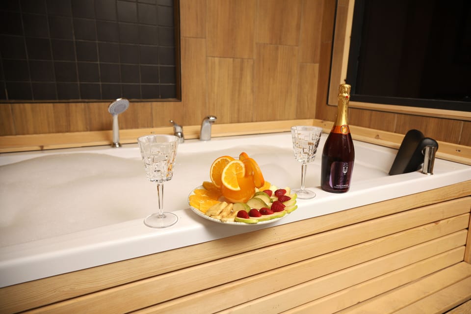 Luxury Suite | Bathroom | Shower, rainfall showerhead, hair dryer, slippers