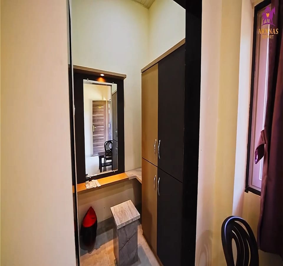 1 bedroom, desk, bed sheets