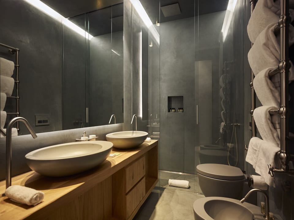 Superior Suite | Bathroom | Shower, rainfall showerhead, free toiletries, hair dryer