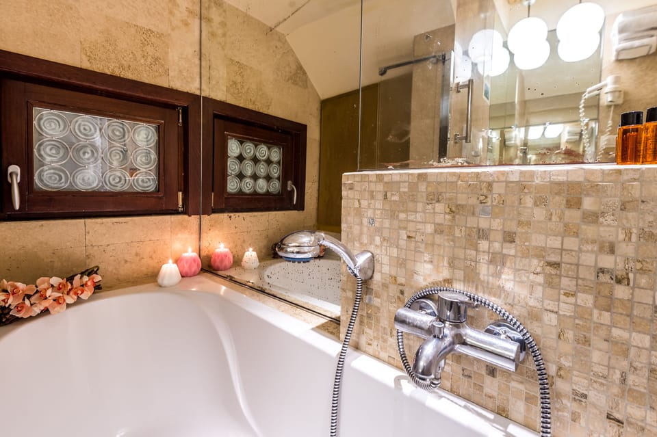 Queen Room - ground floor | Bathroom | Shower, rainfall showerhead, free toiletries, hair dryer