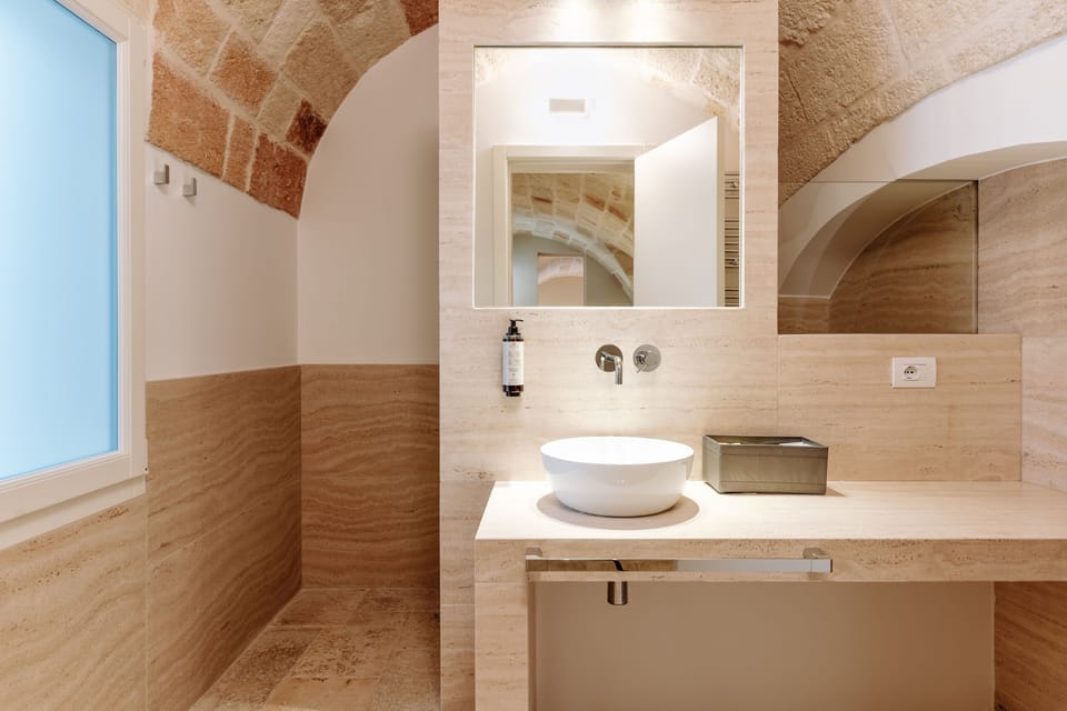 Superior Suite | Bathroom | Shower, rainfall showerhead, free toiletries, hair dryer