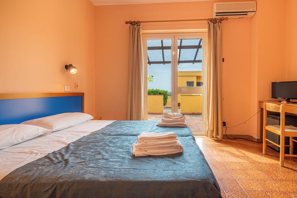 Standard Room | In-room safe, desk, bed sheets