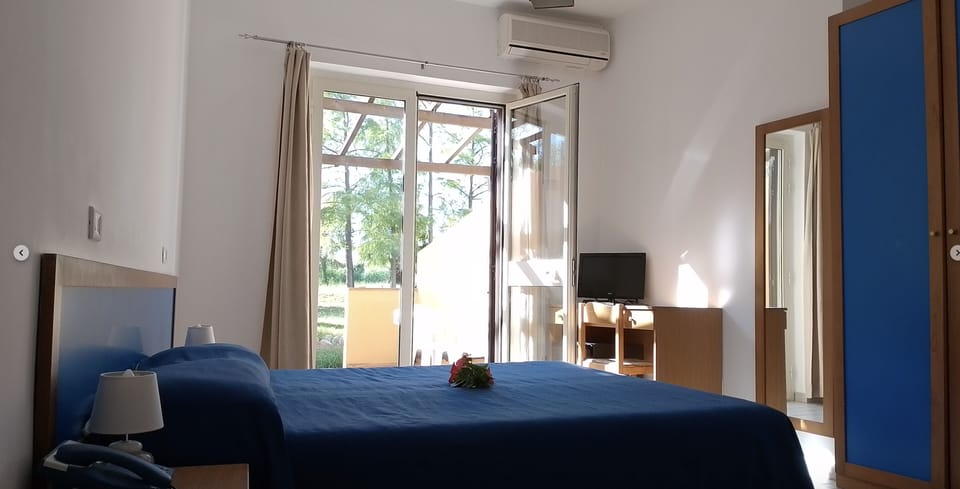 In-room safe, desk, bed sheets