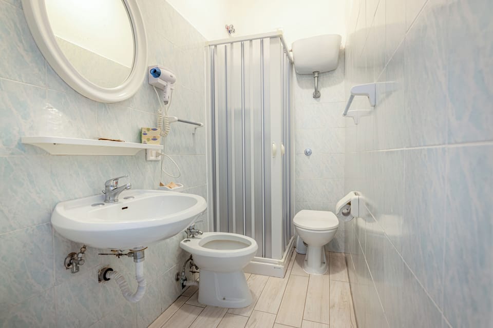 Classic Room | Bathroom | Free toiletries, hair dryer, bidet
