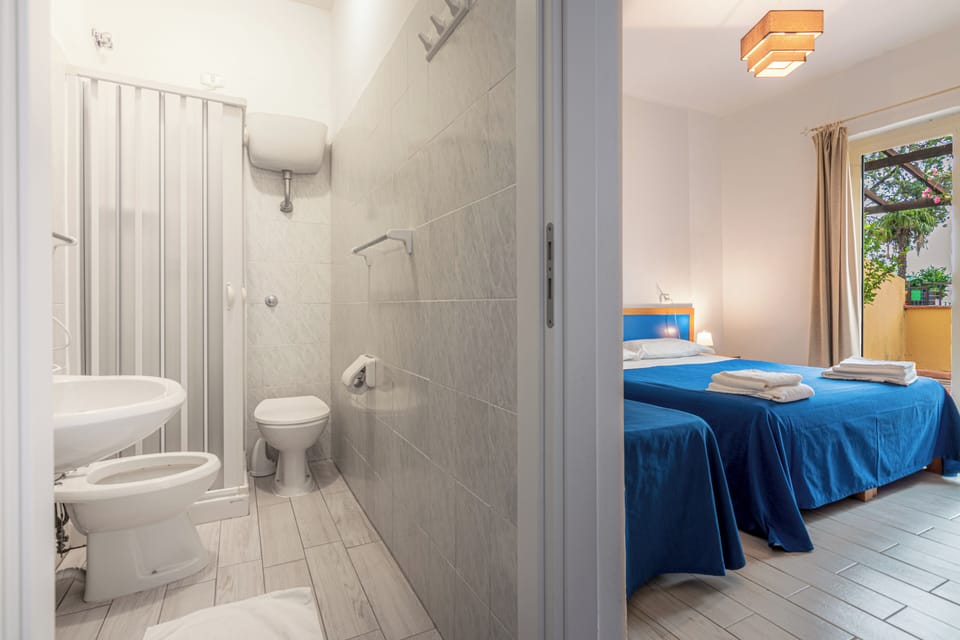 In-room safe, desk, bed sheets