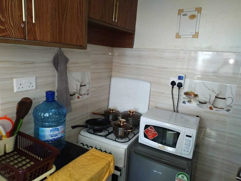 Business Studio | Private kitchen | Fridge, microwave, cookware/dishes/utensils
