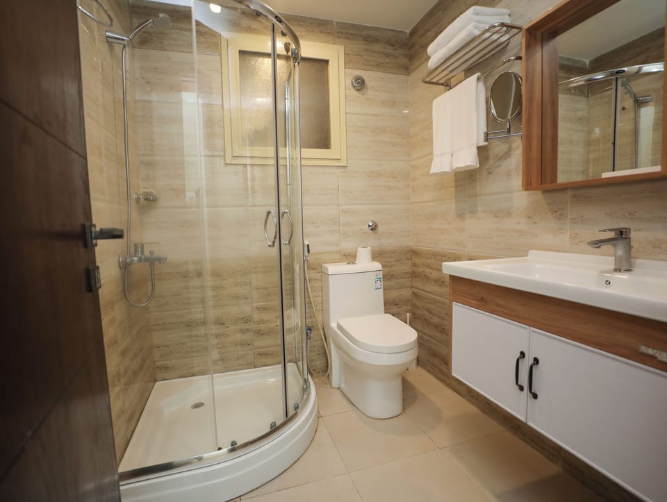 Family Suite | Bathroom | Jetted tub, rainfall showerhead, designer toiletries, hair dryer