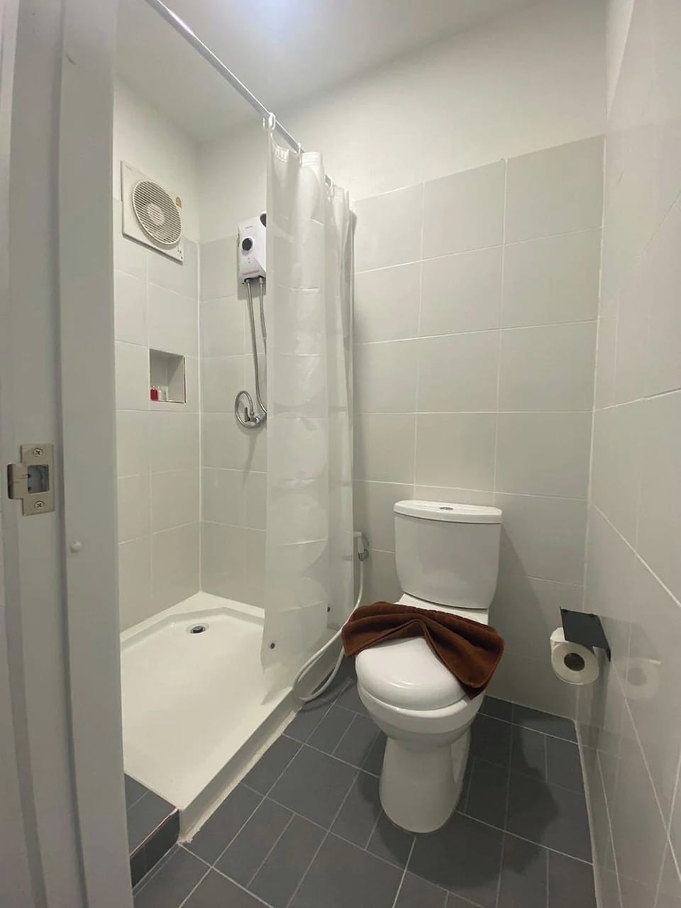 Standard Studio, 2 Twin Beds, Garden View | Bathroom | Shower, rainfall showerhead, free toiletries, bathrobes