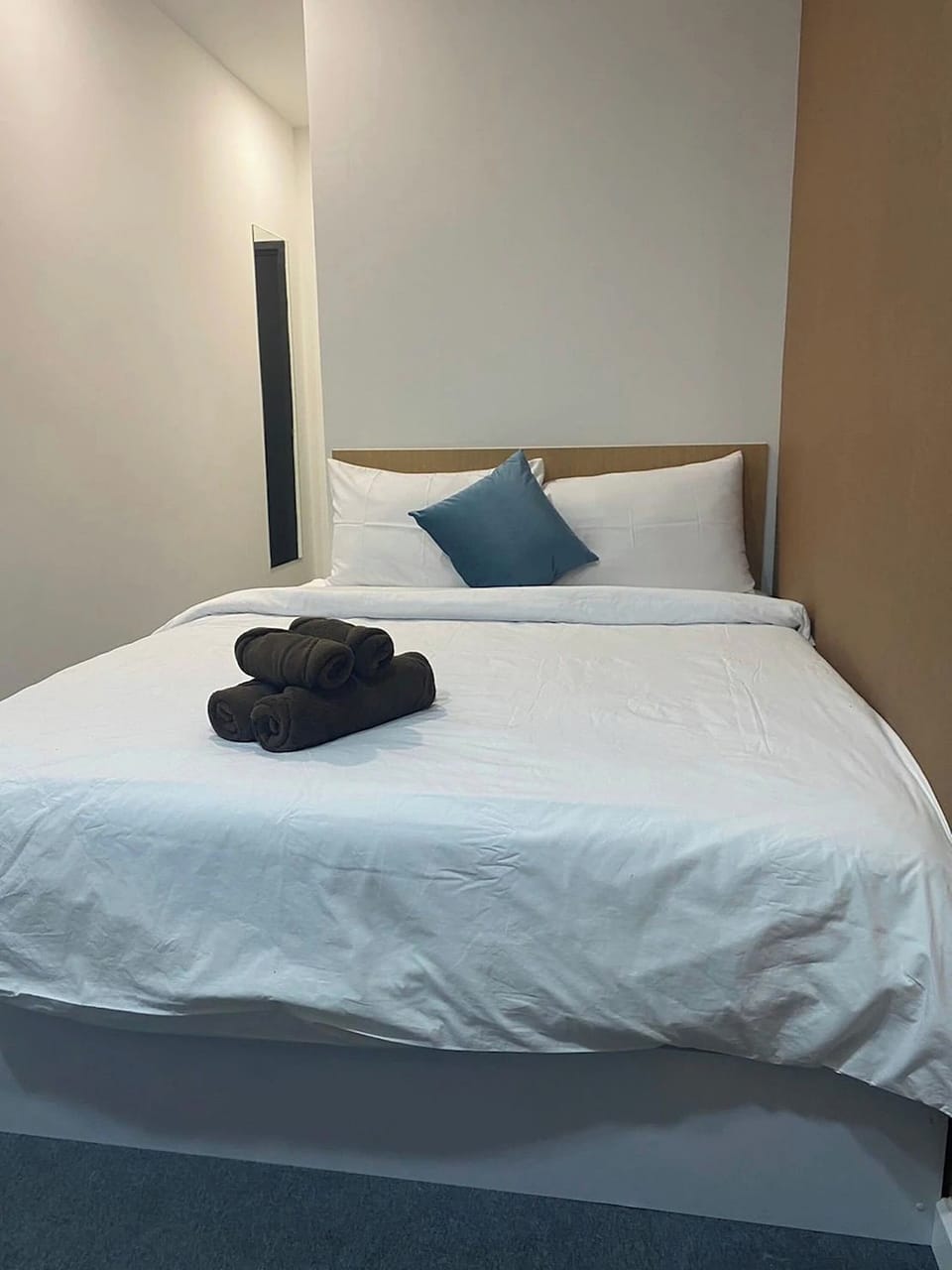 Standard Studio, 1 Queen Bed, Garden View | Desk, free WiFi, bed sheets
