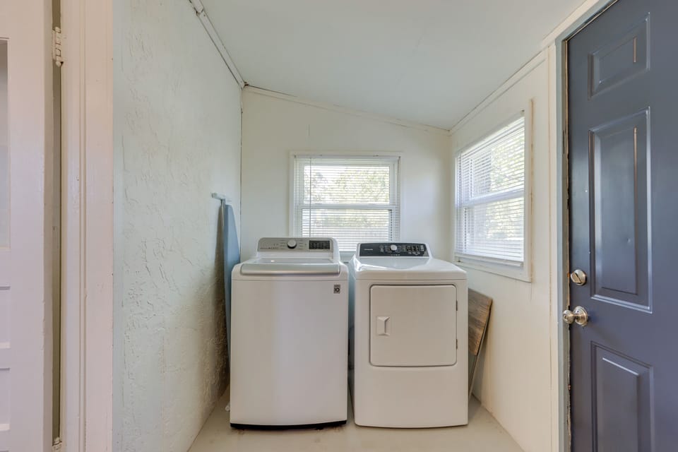 Chic Joplin Cottage w/ Patio < 3 Mi to Town! Cottage in Joplin