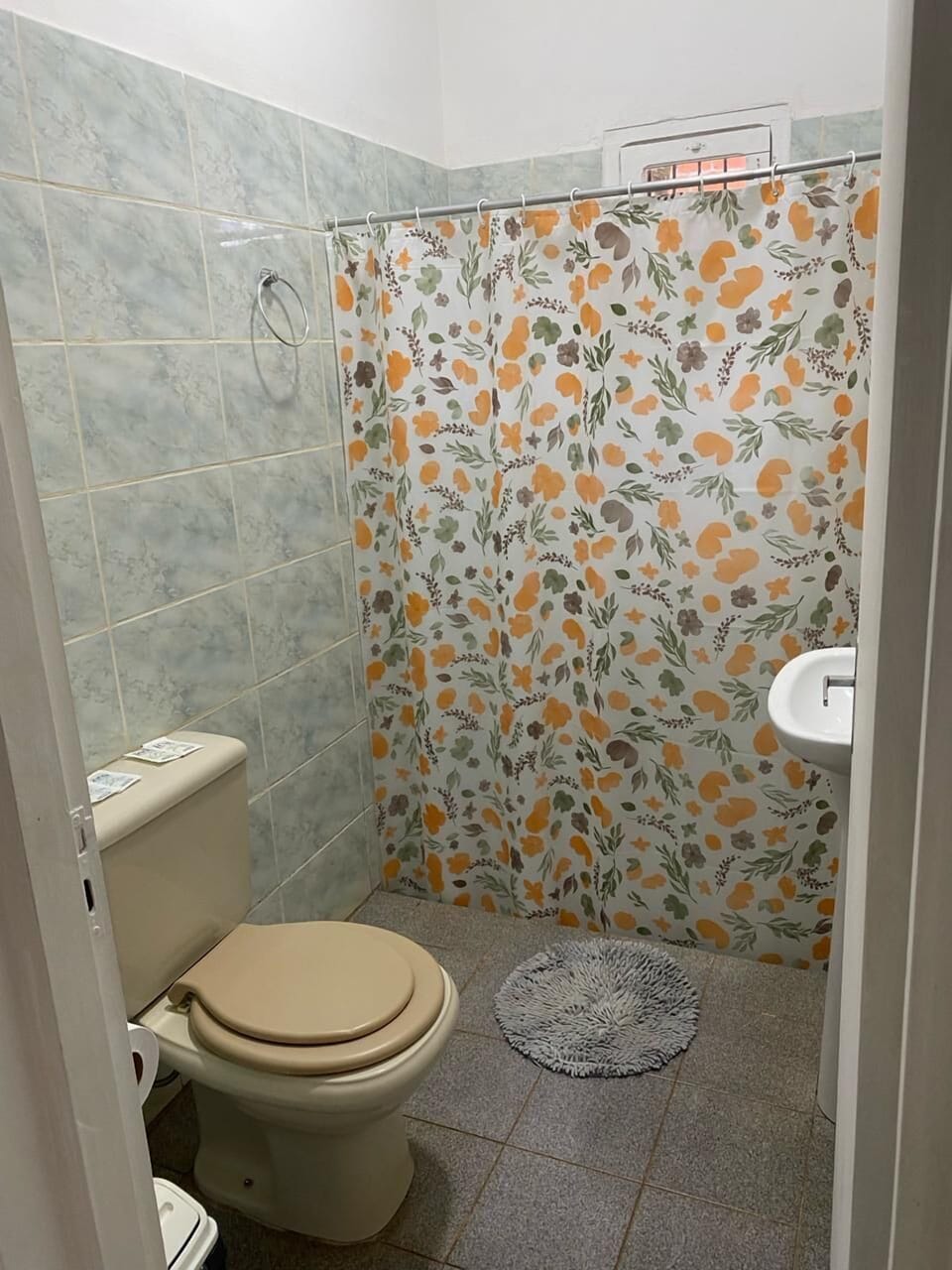 Classic Triple Room | Bathroom | Free toiletries