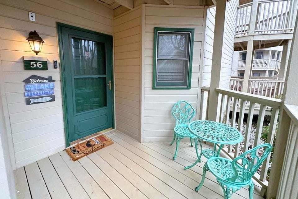 Lower-level middle unit, 5-6 stairs to unit